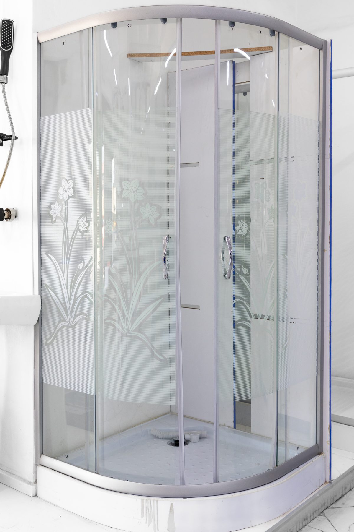 Curved Shower Cubicle Flowered is a showers product